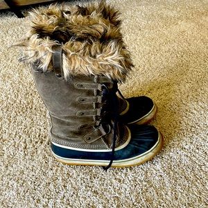 Women’s olive green Sorel waterproof winter boots.